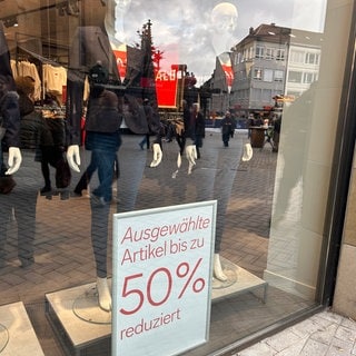 Ein Werbeschild in einem Schaufenster in Heilbronn (Symbolbild). Mit Last-Minute-Rabattaktionen soll der Umsatz kurz vor Weihnachten nochmal angekurbelt werden. 