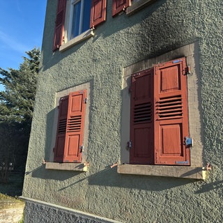 Die Rußspuren über dem Fenster sind die einzigen Anzeichen, dass es hier noch vor ein paar Tagen gebrannt hat.