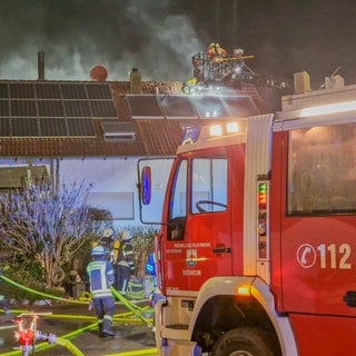 Einsatzkräfte der Feuerwehr löschen einen Brand im Dachstuhl eines Wohnhauses in oedheim (Kreis Heilbronn).