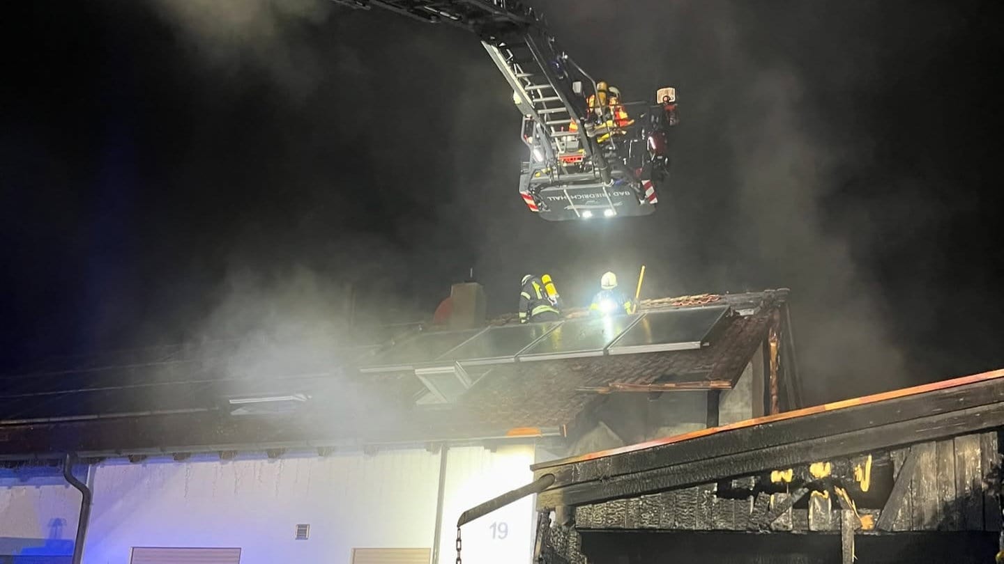 Nach einem Feuer in einem Wohnhaus in Oedheim starten am Montag die Ermittlungen zur Brandursache.