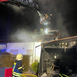 Nach einem Feuer in einem Wohnhaus in Oedheim starten am Montag die Ermittlungen zur Brandursache.