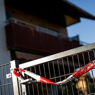 Ein Absperrband an einer Gartentür (Symbolbild). In Heilbronn haben zwei Männer bei einem Familienstreit einen 32-Jährigen schwer verletzt. 