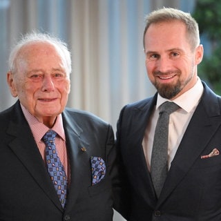 Reinhold Würth (l), Gründer des Würth Konzerns, steht mit seinem Enkel Benjamin Würth in seinem Büro. Bei Würth ist nun die nächste Generation am Zug.