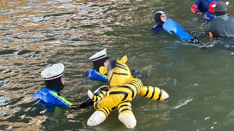 Das traditionelle Kocherabschwimmen an Silvester in Schwäbisch Hall: Viele Teilnehmer haben sich verkleidet.