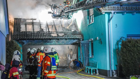 Bei einem Brand in Crailsheim im Kreis Schwäbisch Hall wurde in der Silvesternacht ein Anbau komplett zerstört. Es entstand ein Schaden von rund 100.000 Euro. 