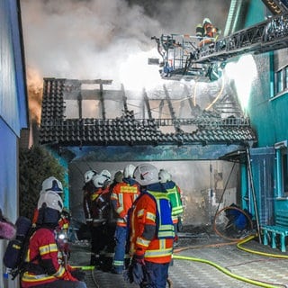 Bei einem Brand in Crailsheim im Kreis Schwäbisch Hall wurde in der Silvesternacht ein Anbau komplett zerstört. Es entstand ein Schaden von rund 100.000 Euro. 