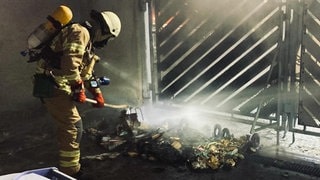 In der Region kam es in der Silvesternacht zu mehreren Bränden - vor allem im Kreis Schwäbisch Hall. Hier in Heilbronn löscht die Feuerwehr brennende Mülltonnen in einem Innenhof. 