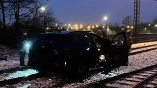 Eine Frau hatte mit ihrem Auto in Heilbronn die Bahngleise mit einer Straße verwechselt 