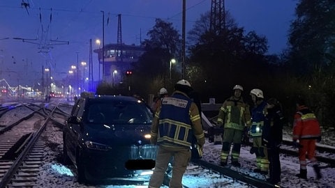 Ein Auto steht auf den Schienen unweit des Heilbronner Hauptbahnhofs. Eine Frau hatte sich mit ihrem Auto auf den Bahngleisen verirrt. 