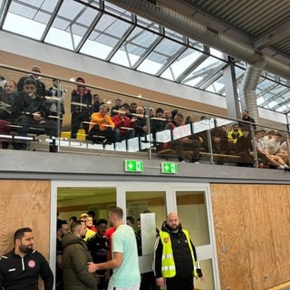 Die Tribüne beim Fußballturnier in Neckarsulm. Nach der Massenschlägerei will der Verein die Gewinne spenden. 