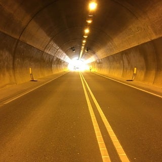 Die Röhre des Schemelsbergtunnels in Weinsberg im Kreis Heilbronn (Archivbild). Nach den Weihnachtsferien erwartete man ein Verkehrschaos. Dieses blieb allerdings aus. 