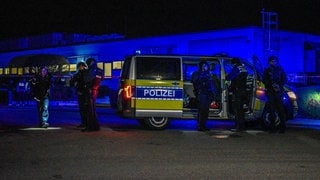 Bei Schüssen in einer Maschinenbaufirma sind nach Angaben der Polizei zwei Personen getötet worden.