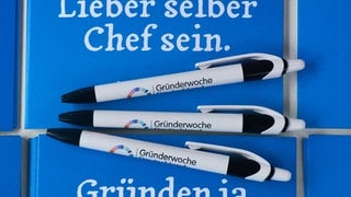 Werbeartikel bei der Gründerwoche mit dem Thema Selbstständigkeit. Durch Gründung eines Unternehmens ergeben sich Pflichten, aber auch Freiheiten.