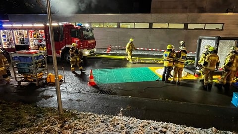 Vor dem Hallenbad in Lauda-Königshofen hat die Feuerwehr eine sogenannte Dekontaminationsschleuse errichtet. Dort war am Mittwochabend Chlosgas ausgetreten.