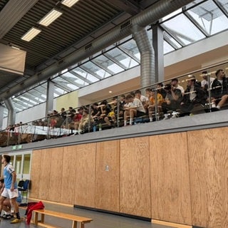 Die Tribüne in der Eberwinhalle in Neckarsulm. Die Stadt zieht nach der dortigen Schlägerei beim Fußballturnier erste Konsequenzen. 