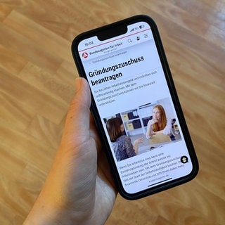 Ein Smartphone zeigt die Homepage der Bundesagentur für Arbeit zum Thema Gründungszuschuss. In Heilbronn erwartet man in den kommenden Jahren mehr Existenzgründungen, also arbeitslose Menschen, die sich selbstständigk machen.