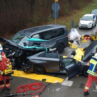 Unfallserie nach Sperrung des Schemelsbergtunnels: Am Mittwoch krachte es auf der Umleitungsstrecke erneut. Bei dem Unfall wurde eine Person schwer verletzt. 