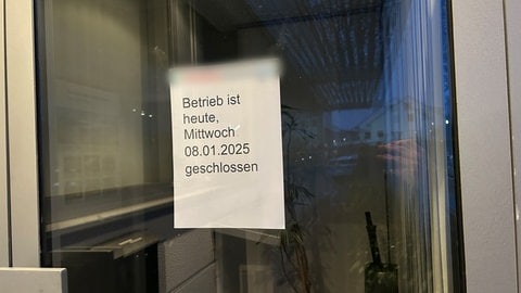 Hinweisschild an der Tür der Firma Hänel in Bad Friedrichshall. Ein Mann hat hier am vergangenen Dienstag zwei Menschen erschossen. 