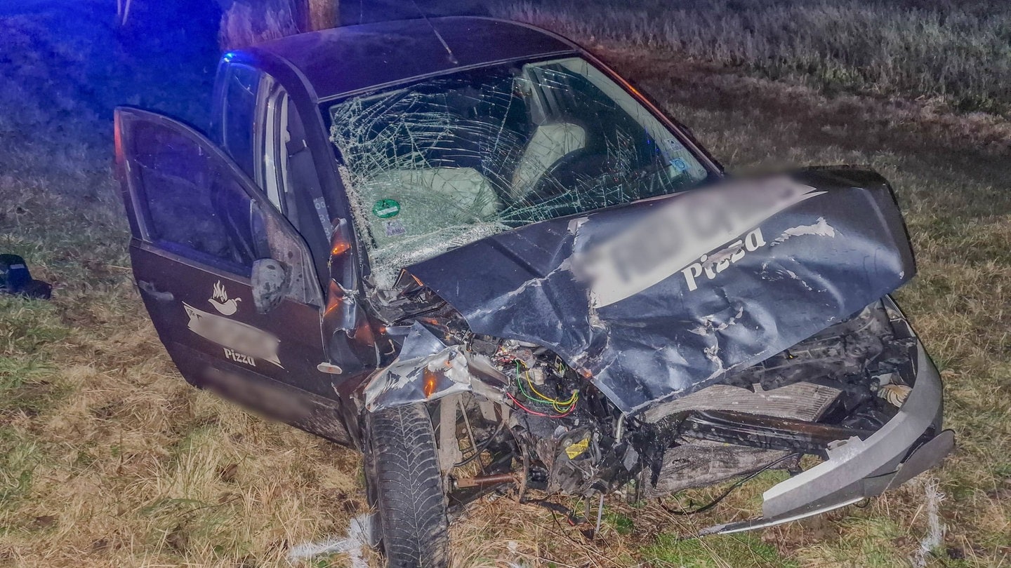 Zwei-Schwerverletzte-nach-Kreuzungs-Crash-bei-Neuenstein