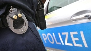 In Schwäbisch Hall hat ein Mann am Wochenende eine Polizistin mit einer Flasche auf den Kopf geschlagen.