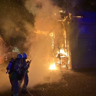 Ein Zeitungsausträger hat am frühen Montagmorgen in Heilbronn ein Feuer entdeckt: Die Fassade und das Dach wurden zerstört.