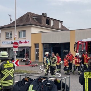 Nach einem Feuer in einem Neckarsulmer Reifenlager geht es den Verletzten nach Angaben des Betriebes wieder gut. 