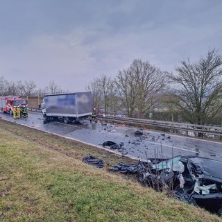 Ein 27-jähriger Autofahrer kollidierte mit einem Lkw und starb noch an der Unfallstelle