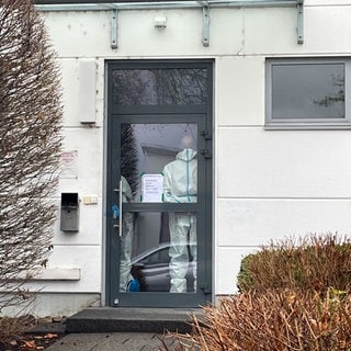 Nach den Schüssen in Bad Friedrichshall sind die Ermittlungen der Polizei fast abgeschlossen. Das Bild zeigt die Spurensicherung am Tatort (Archivbild). 