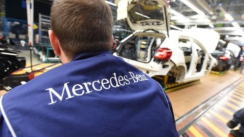 Produktionshalle von Mercedes-Werk