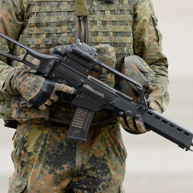 Ein Bundeswehrsoldat mit einem Gewehr