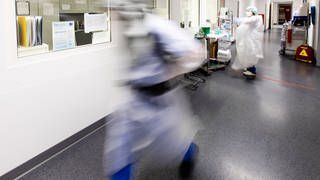 Arzt rennt durch Intensivstation einer Klinik