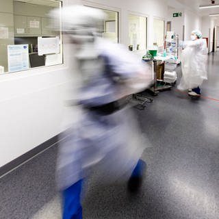 Arzt rennt durch Intensivstation einer Klinik
