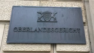 Schild am Eingang des Oberlandesgerichts Karlsruhe