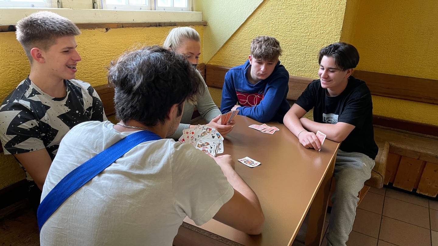 Straffällig gewordene Jugendliche im Schloss Stutensee beim Kartenspielen. In der Sondereinrichtung der sogenannten U-Haft-Vermeidung bekommen sie eine neue Chance.