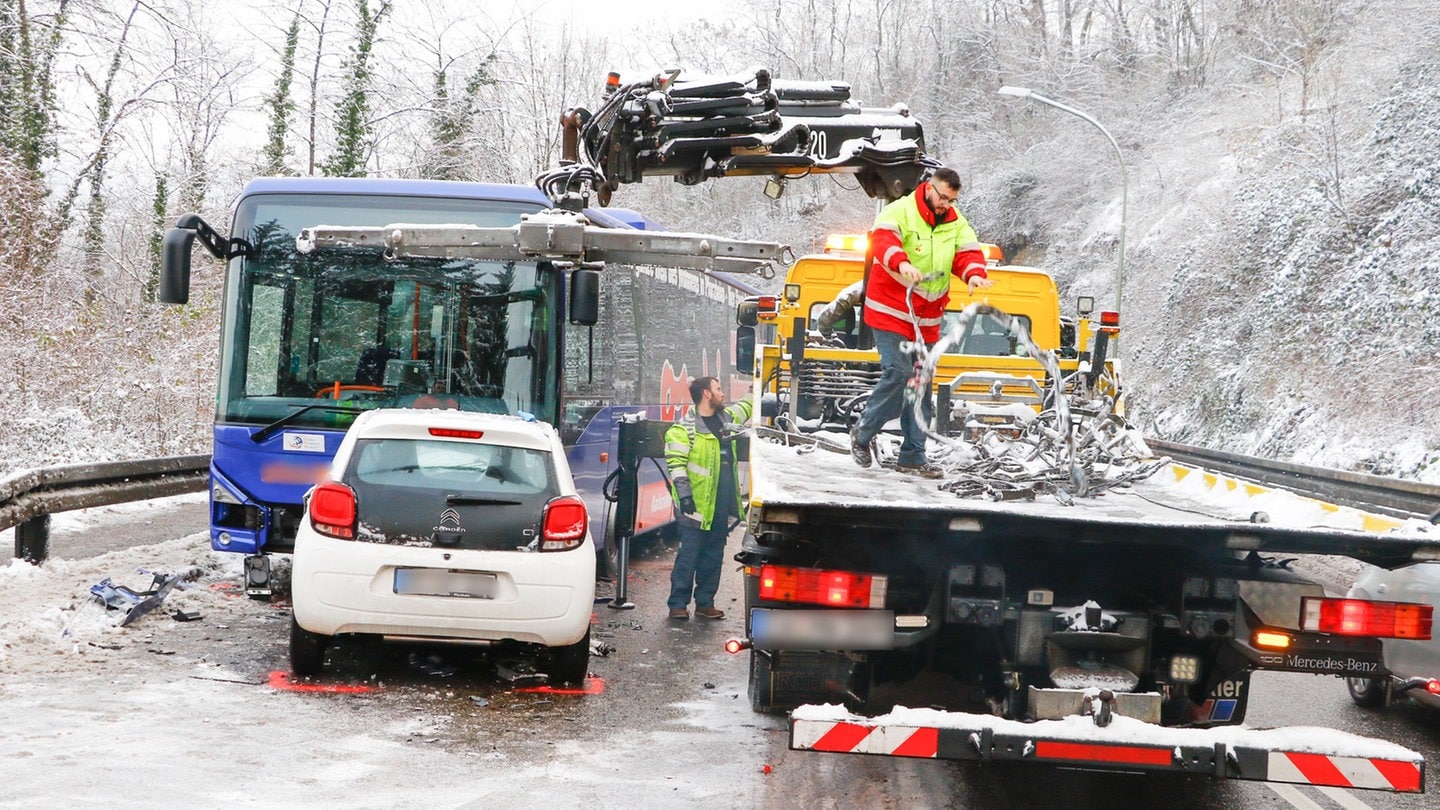 Winter 2022 In BW: Unfälle Durch Glatteis Und Gesperrte Straßen - SWR ...