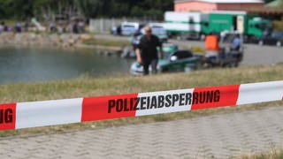 Symbolbild: Polizeiabsperrung an einem Baggersee