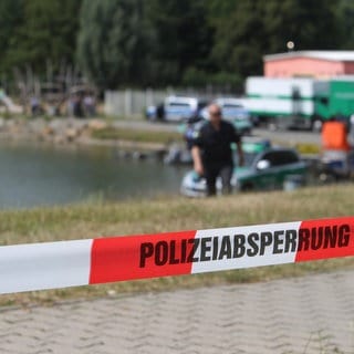 Symbolbild: Polizeiabsperrung an einem Baggersee