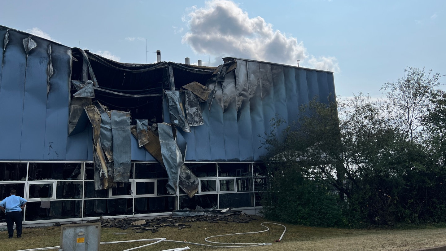 Simmersfeld: Brand In Fabrikhalle - Schaden Geht In Die Millionen - SWR ...