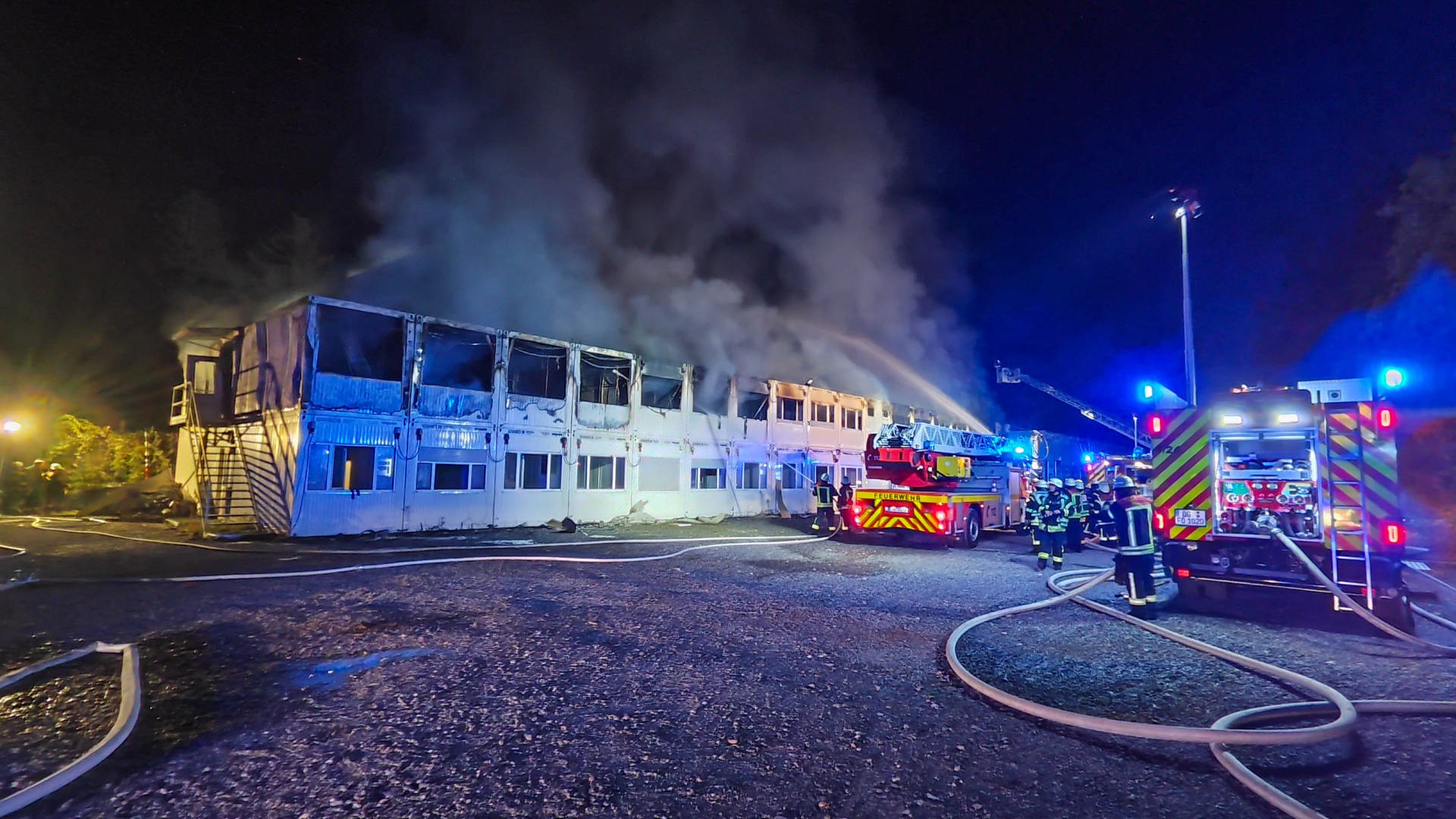 Großbrand in Asylunterkunft in Offenburg - Starke Rauchentwicklung