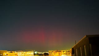 Die Polarlichter waren in der Nacht auf Montag (25.09.) auch in Karlsruhe zu sehen. Hier eine Aufnahme aus dem City-Park.