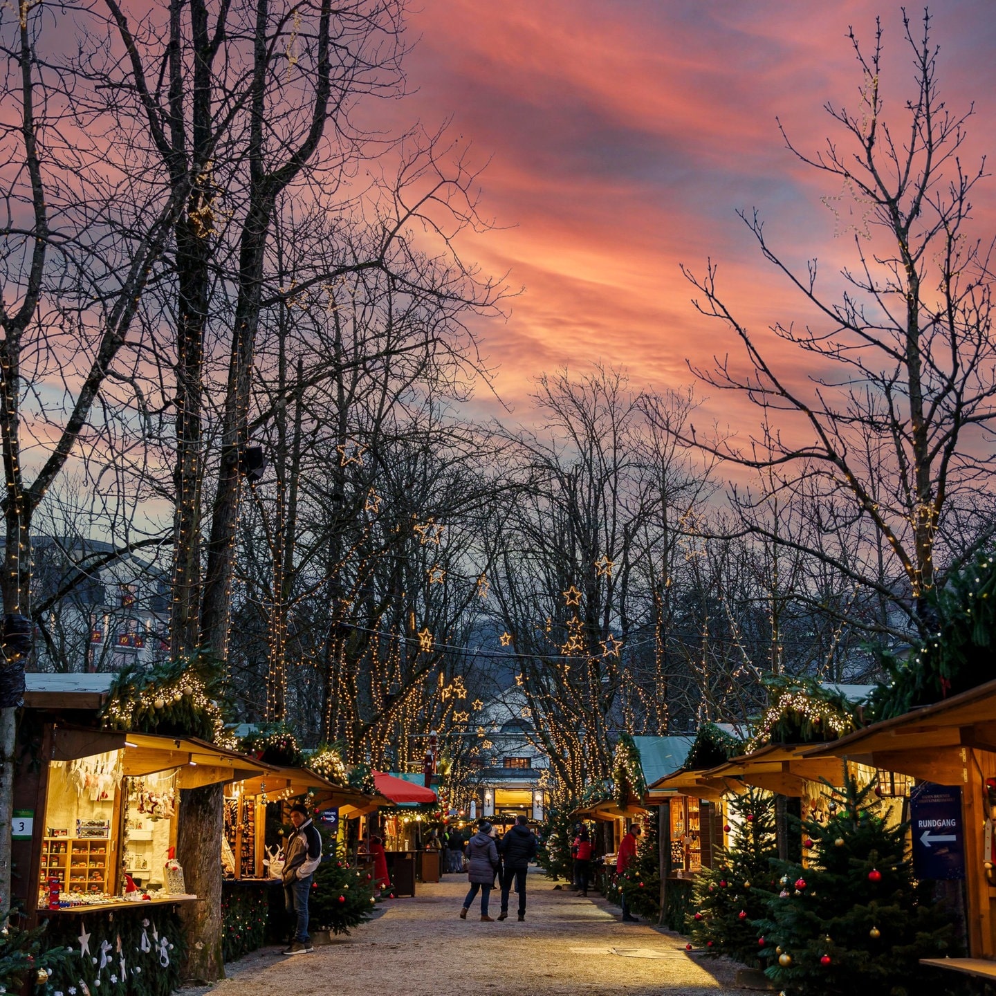 Sturm Fast Vorbei: Weihnachtsmarkt In Baden-Baden Wieder Offen - SWR ...