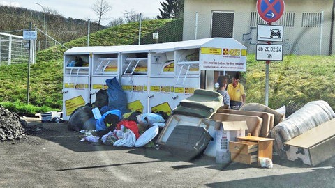 Sperrmüll neben Altkleidercontainern in Calw