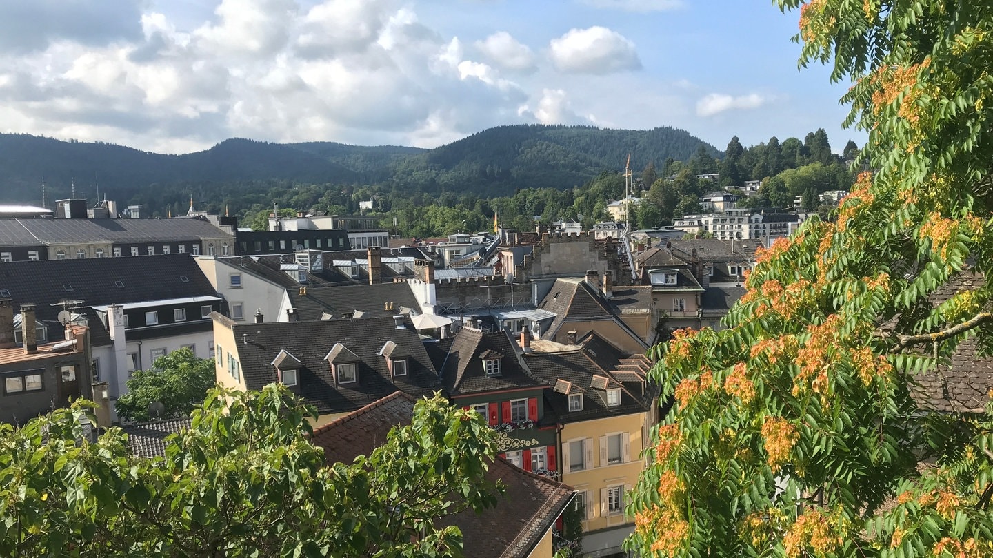 Baden-Baden - Häuser und im Hintergrund der Schwarzwald