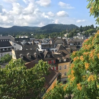 Baden-Baden - Häuser und im Hintergrund der Schwarzwald