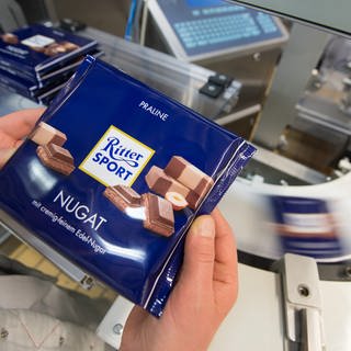 Im Ritter Sport-Werk wird eine Tafel Nugat betrachtet.