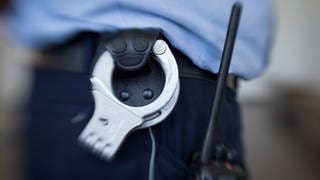 Handschellen eines Polizeibeamten (Symbolbild)
