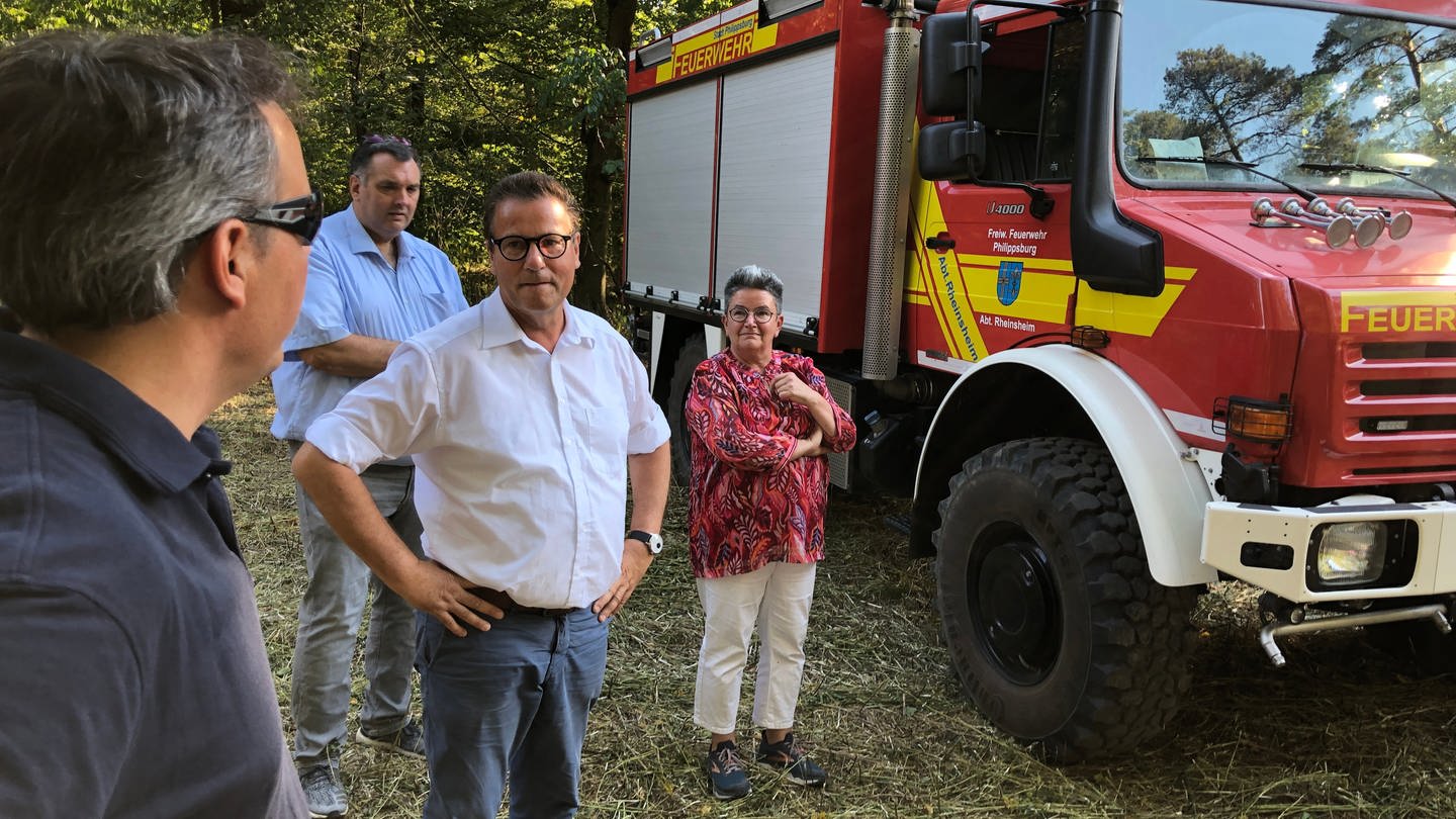 Peter Hauk, BW-Landwirtschaftsminister, informiert sich über Waldbrandmanagement