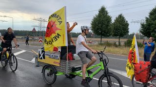 Rund 40 Aktivisten beteiligen sich am Mittwoch an einer Anti-Atom-Radtour von Philippsburg nach Karlsruhe