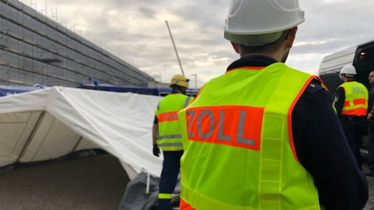 Mitarbeiter des Zolls Karlsruhe bei einer Razzia gegen Schwarzarbeit auf einer Baustelle in Graben-Neudorf
