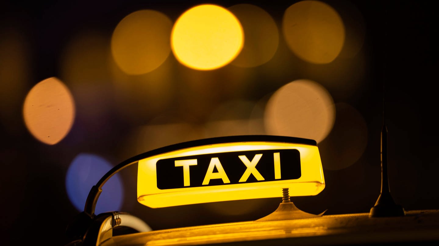 Ein leuchtendes Taxischild in der Nacht